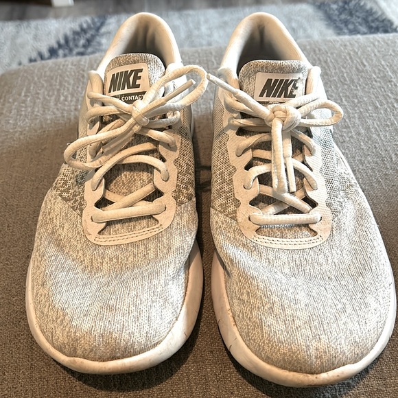 Nike’s - Women Sz 8 - White & Grey - Picture 4 of 6